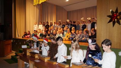Der Schulchor aller vier Klassen sowie Schüler mit Orff-Instrumenten und Klavierbegleitung von Astrid Locke-Paul eröffnen den Weihnachtsabend der Grundschule mit dem Lied "Es wird scho glei dumpa".	Bilder: du (2)