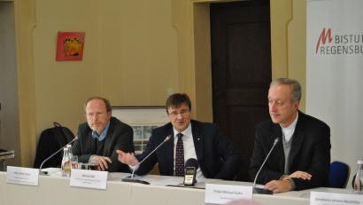 Generalvikar Michael Fuchs (rechts) und der Direktor der Katholischen Jugendfürsorge Michael Eibl (Mitte) können finanziell auf ein gutes Jahr zurückschauen. 	Bild: leh