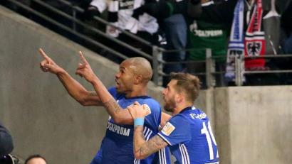 Beim FC Schalke (links Naldo) ist Jubeln wieder groß in Mode. Vor allem, wenn man zum wiederholten Mal einen Rückstand aufholt. Gegen den 1. FC Köln peilen die Schalker heute den Pokal-Viertelfinaleinzug an.	Bild: Hasan Bratic/dpa