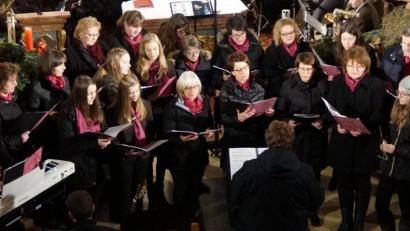 Der Chor "Ganz und gar" erfreute die Gäste des Adventkonzerts mit getragenen Melodien. 	Bilder: weu (3)