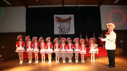 Der Galaabend der Karnevalsgesellschaft Narhalla Rot-Weiß Marktredwitz in der Mehrzweckhalle ist unbestritten Höhepunkt in der närrischen Zeit in Fuchsmühl. Im Bild zweiter Präsident Richard Baumgärtel zusammen mit dem rot-weißen Tanznachwuchs. 	Archivbild: wro