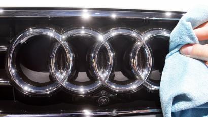 Bild: Uli Deck/dpa
Audi muss in Deutschland 330 000 Autos wegen Brandgefahr in die Werkstatt zurückrufen.