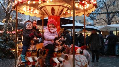 Das Karussell darf beim Markt nicht fehlen. Auch dick eingepackt machen die Runden Spaß.