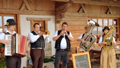 Die Regensburger Wirtshausmusikanten spielen die Ballbesucher mit bayerischer Musik ins neue Jahr. 	Bild: ame
