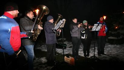 Die Bläsergruppe des Musikvereins Wiesau ist stets dabei, wenn die Fuchsmühler Bergwacht zur Waldweihnacht an den Hackelstein lädt. 	Bild: wro