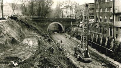 Es geht voran, eine Tiefgarage wird gebaut. Anfang der 70er Jahre entsteht im Stadtgraben beim Bahnhof das Bauwerk, das heute immer noch im Betrieb ist.	Bild: Werner Lischka