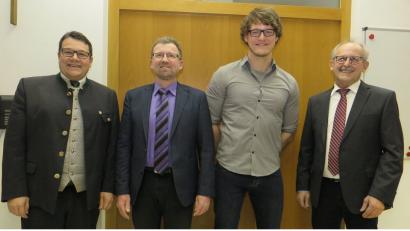 Die Vorsitzenden der VG Wackersdorf, Thomas Falter (links) und Harald Bemmerl (rechts), verabschiedeten Geschäftsstellenleiter Harald Trummet (Zweiter von links) und stellten den neuen Mitarbeiter Michael Weiß (Zweiter von rechts) vor. 	Bild: Hirsch