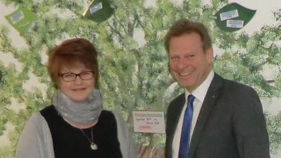 Bürgermeister Alwin Märkl (rechts) führt Nina Rossow in ihr Amt als neue Leiterin der Krippe Hammermühlenkinder ein.		Bild: gef