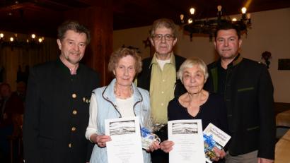 Johann Walbrunn, Gastgeber Josef Hartwig und Bürgermeister Rainer Rewitzer (von links) danken den treuen Urlauberinnen Elisabeth Mittmann (links) und Senta Schwämmle für ihre Verbundenheit.	Bild: bey
