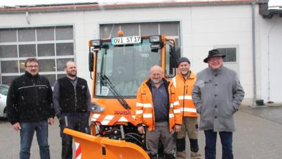 Wer gute Arbeit leisten muss, braucht dazu auch das richtige Arbeitsgerät. Das betonte Bürgermeister Heinz Weigl (rechts) bei der Übergabe des Hansa-Mehrzwecktransporters an den Bauhof. 	Bild: frd