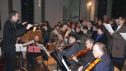 Beeindruckende Kirchenmusik bieten der Kirchenchor Schirmitz/Bechtsrieth, die Orchestergruppe und das Blechbläserensemble der Pfarrei unter der Stabführung von Wolfgang Ziegler mit der "Kleinen Orgelsolo-Messe" von Joseph Haydn. 	Bild: du