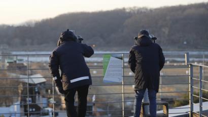 Zwei Besucher sehen vom Imjingak Pavillon in Paju (Südkorea) durch Ferngläser zur nordkoreanischen Seite. Beide Länder wollen einen grenzüberschreitenden Kommunikationskanal öffnen. 	Bild: Lee Jin-Man/AP/dpa
