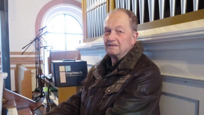 Organist Karl Supguth legt sein Amt nieder. 44 Jahre seien ausreichend, sagt der 81-jährige Tirschenreuther. Am Sonntag wird er von Pfarrer Martin Schlenk offiziell verabschiedet. 	Bild: ubb