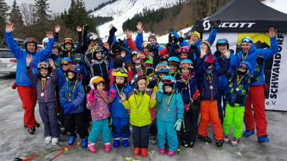Nach vier Kurstagen am Großen Arber freuen sich Ski-Schüler und Trainer über den gelungenen Abschluss mit einem Rennen.	Bild: exb
