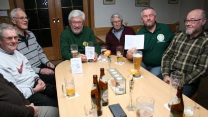 Wanderwart Werner Zuleger (Dritter von links), Ehrenvorsitzender Karl Schraml und Vorsitzender Manfred Lang  mit Geschäftsführer Josef Vogl (links) und Wanderführer Reinhard Schwarz (rechts) stellten den neuen Wanderplan und Veranstaltungskalender 2018 vor. 	Bild: roh