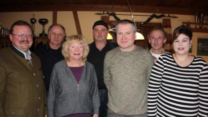 Bürgermeister Alfred Stier (von links) gratulierte dem Vorstandsteam mit Helmut Thanner, Renate Brunner, Siegmund Mages, Vorsitzendem Markus Fichtner, Thomas Haubner und Anja Mages zur Wahl. 	Bilder: kro (2)