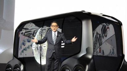 Toyota-Geschäftsführer Akio Toyoda stellte auf der CES in Las Vegas das Konzept e-Palette vor.	Bild: Kyodo/dpa