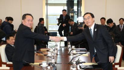 Der südkoreanische Vereinigungsminister und Delegationsleiter Cho Myoung Gyon (rechts) und sein nordkoreanischer Amtskollege Ri Son Gwon reichen sich in Panmunjom die Hand. 	Bild: YNA/dpa