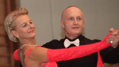 Den lokalen Sport repräsentiert bei der Gala die Tanzformation des TSV Schwandorf mit einem Medley aus Langsamem Walzer, Tango, Wiener Walzer und Quickstep.	Bilder: Hirsch (2)