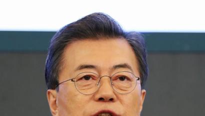 Südkoreas Präsident Moon Jae In hält in Seoul, Südkorea, seine Neujahrsansprache. Moon Jae In ist zu einem Treffen mit dem nordkoreanischen Machthaber Kim "unter den richtigen Bedingungen" bereit. 	Bild: YNA/dpa