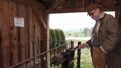"Waage nicht geeicht" steht auf dem Zettel an der Wand der ehemaligen Viehwaage in Krimling. Einer Initiative des Denkmalschutzvereins Schwarzhofen mit Vorsitzendem Friedrich Brych (rechts) ist es nun gelungen, das Waaghäusl auf die Denkmalschutzliste zu hieven.	Bild: Mardanow