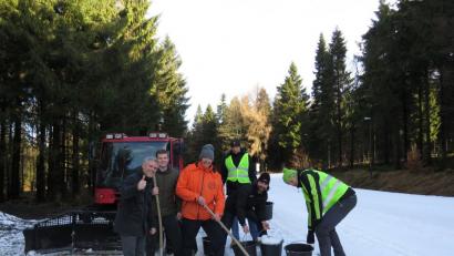 Schweißarbeit für die letzten Zentimeter Schnee: Vorsitzender Frank Kiener, Niklas Schell, Stephan Schnurrer, Michael Neumann, Roman Gomez-Islinger und Alexander Drechsler (von links) schaufeln einen ganzen Nachmittag lang die Löcher in der brüchigen Schneedecke wieder zu.