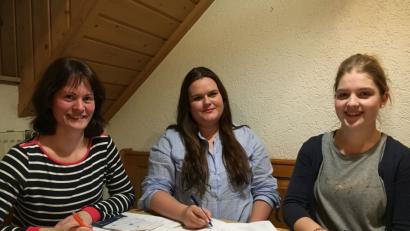 Noch müssen Carina Völkl, Patricia Rewitzer und Lea Weig (von links) den Stift in die Hand nehmen und einiges an Vorarbeit leisten, um in einigen Wochen in Pleystein eine Kinderfeuerwehr zu gründen. 	Bild: exb