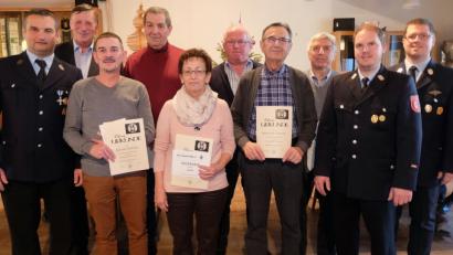 Vorsitzender Stefan Attenberger (links) zeichnete mit den Kommandanten Michael Altrichter und Christoph Bierner (von rechts) die Jubilare (von links) Franz Sorgenfrei, Günter Zühlke, Josef Schießl, Anna Barth, Johann Prüfling, Heinrich Gürtler und Siegmund Aschenbrenner für langjährige Zugehörigkeit zur FW Stulln mit Urkunden aus.