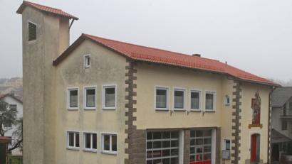 Vor allem die Nordseite des Gerätehauses mit dem Turm macht sich nicht mehr ganz so gut. Die Feuerwehr möchte wieder ein sauberes Domizil haben. Wann und wie das passieren wird, zeigen die Haushaltsberatungen. 	Bild: nm