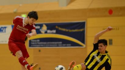 Der Pfreimder Florian Wilhelm (links) kommt trotz des Einsatzes von Oliver Eckl (Weidenthal) zum Schuss. Die SpVgg Pfreimd unterlag im Halbfinale den Sportfreunden nach Neunmeterschießen und musste sich am Ende mit Platz drei zufriedengeben.