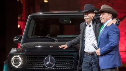 Der Mercedes-Vorstandsvorsitzende Dieter Zetsche (links) präsentiert gemeinsam mit Arnold Schwarzenegger die neue G-Klasse - stilecht mit Cowboyhüten.	Bild: Boris Roessler/dpa