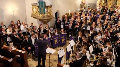 Ein beeindruckendes Bild: 100 Bläser des Bezirksposaunenchors des Dekanats Weiden musizieren im Altarraum der Kirche St. Johannes Baptista.	Bild: le