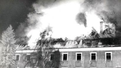 Meterhohe Flammen dringen im Januar 1993 aus dem Dach des Malteser-Gebäudes in Amberg. Es war der schwerste Brand in der Nachkriegsgeschichte. Die Polizei schätzte den Schaden damals auf bis zu neun Millionen Mark. 	Archivbild: Gerhard Franz