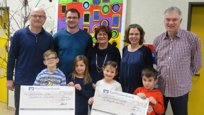 Aus dem Reinerlös der "Sau-am-Spieß-Aktion" am Weihnachtsmarkt erhielten der Kindergarten St. Andreas und die Grundschule Altendorf jeweils eine Spende von 303,60 Euro.	Bild: haa