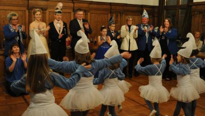 Kleine Schlümpfe erobern das Rathaus. Die Narrhalla Haselmühl-Amberg-Kümmersbruck war bei OB Michael Cerny zu Gast.	Bild: gf