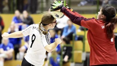 Die Torhüterin des SV Lauterhofen ist einen Tick früher am Ball als die köpfende Spielerin der JFG Mittlere Vils. Die Kümmersbruckerinnen belegten hinter Turniersieger SV Stauf und dem SV Kulmain Platz drei beim Hallencup des TuS Rosenberg.	Bild: Ziegler