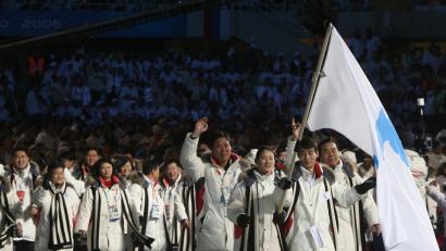 Die Mannschaften von Süd- und Nordkorea liefen schon bei der Eröffnungsfeier der Olympischen Spiele 2006 Turin mit den Fahnenträgern Südkoreas Eisschnellläuferin Bora Lee (Mitte) und Nordkoreas Eiskunstläufer Jong-In Han (rechts) mit einer "Flagge der koreanischen Halbinsel" ein. 

	Bild: Sergey Chirikov/dpa