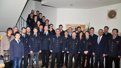 Kreisbrandmeister Thomas Kleber (rechts) und Bürgermeisterin Margit Kirzinger (links) sowie der Feuerwehr-Vorstand ehren viele engagierte Mitglieder.	Bild: fjo