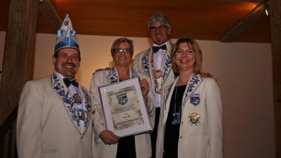 Zur Ernennung als Ehrenmitglied gratulierten Iris Höll (Zweite von links) Schriftführer Michael Laßen (links) sowie Vizepräsidentin Denise Forster und Präsident Dieter Streber (von rechts).	Bild: egl