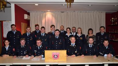 Vera Stahl, Albrecht Müller, Sandro Hochwart, Markus Schwarz, Dominik Zintl und Michael Eschenbecher (vorne, von links) bilden den neuen Vorstand der Waidhauser Feuerwehr.	Bild: fjo