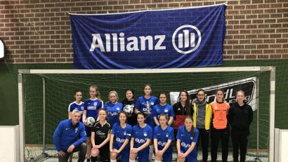 Keiner der sechs Gegner vermochte es, den B-Juniorinnen des SV Stauf auch nur einen Punkt abzunehmen. Als klare Siegerinnen beendeten sie das Turnier um den Hallen-Cup des TuS Rosenberg.	Bilder: kok (2)