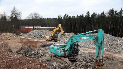 Mehrere Hallen und Gebäude aus den Zeiten des Bundesgrenzschutzes liegen derzeit in Trümmern: Der Bund macht den Standort altlastenfrei, bevor die Übergabe an den Freistaat erfolgt. Bayern kann dann voraussichtlich an dieser Stelle ein neues polizeiliches Trainingszentrum bauen.	Bild: Götz