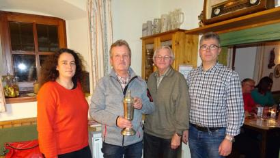 Im Bild sind die erfolgreichen Teilnehmer der Vereinsmeisterschaft und des Wettbewerbes um den "Andreas-Lotter-Pokal" zu sehen: (von links) Susanne Kimmerl, Hubert Sorgenfrei, Willi Krieger und Gerhard Birner.	 Bild: hm