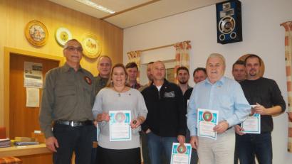Die Geehrten des Fischereivereins mit Vorsitzendem Josef Deml (links). Unter anderem wurde mit der goldenen Vereinsnadel Eduard Döberl (rechts vorne) ausgezeichnet. 	Bild: pop