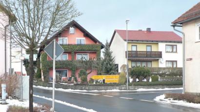 Die Sicht an der Einmündung der Buchbergerstraße in den Marktplatz ist sehr eingeschränkt. Ein Multifunktionsgehäuse der Telekom (links) schränkt das Sichtfeld zur Bayreuther Straße hin sehr ein. Um das zu verbessern, soll auf der gegenüberliegenden Seite ein Verkehrsspiegel installiert werden. 	Bild: lep