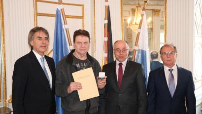 Regierungspräsident Axel Bartelt (von links) bedankte sich bei Lothar Herrmann für seinen Einsatz. Stellvertretender Landrat und Bürgermeister Werner Walberer hatten ihn nach Regensburg begleitet