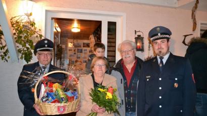 Georg Schmidbauer (Zweiter von rechts) freut sich an seinem 75. Geburtstag über die Glückwünsche der Feuerwehr Bernrieth.	Bild: bml
