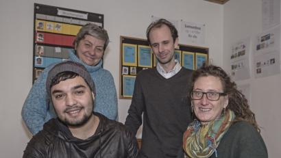 Masud (vorne) wird von Andrea Lorenz und Johannes Rogner betreut. Petra Konheiser (hinten) von "Amberg hilft Menschen" schenkt den Bewohnern des Hauses Meilenstein dieses Notebook. 	Bild: Geiss