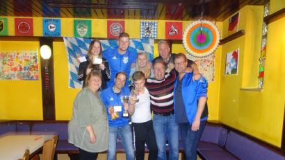 Bei der Siegerehrung freuen sich (hinten, von links) Nadja Heinl und Peter Engelhardt (Siegerteam), Organisatorin Nicole Wagner, TuS-Spartenleiter Jürgen Drahota; (vorne, von links) Schirmherrin Dagmar Kohl, Rene Kutschenreiter (Siegerteam), Alexander Bittner (Torschützenkönig), Manfred Seitz (Siegerteam), Frank Kokott (Organisator und bester Torwart).	Bild: kok