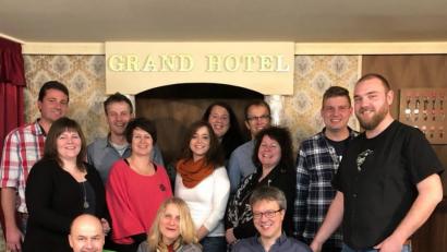 Sie sorgen für Furore im "Grand Hotel d'Amour": Christian Fenzl, Veronika Bierler, Gerhard Bauer, Theresia Dobler, Veronika Probst, Theresa Simbeck, Lothar Müller, Christina Lang, Christian Zeitler, Sebastian Gschrey (stehend von links) sowie (vorne von links) Martin Janz, Ilona Baumann, Carmen Schimmer und Gerhard Müller. 	Bild: exb